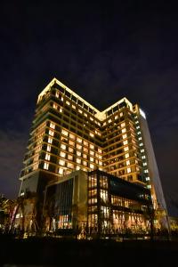 八里區的住宿－八里福朋喜來登酒店，一座高大的建筑,晚上有灯
