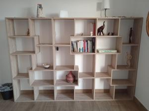 ein Bücherregal mit Holzregalen in einem Zimmer in der Unterkunft Agriturismo Il cielo in terra in SantʼOreste