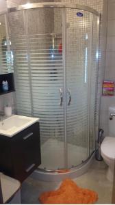 La salle de bains est pourvue d'une douche, d'un lavabo et de toilettes. dans l'établissement VILLA RIA, à Kalavrita