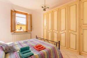 A bed or beds in a room at Enza's Petite Maison