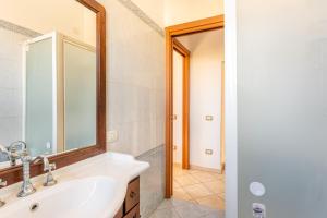 A bathroom at Enza's Petite Maison