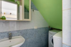 A bathroom at Enza's Petite Maison