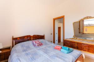 A bed or beds in a room at Enza's Petite Maison