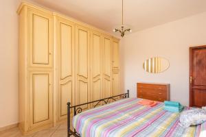 A bed or beds in a room at Enza's Petite Maison