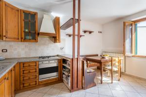 A kitchen or kitchenette at Enza's Petite Maison