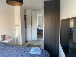 sypialnia z łóżkiem i garderobą w obiekcie Appartement à 20 mètres de la plage avec balcon w Marsylii +4 zdjęcia