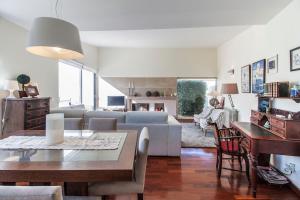 - un salon avec un canapé et une table dans l'établissement Villa do Casalinho, à Sesimbra