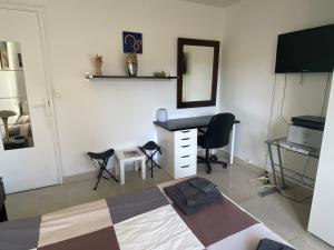 Televízia a/alebo spoločenská miestnosť v ubytovaní Appartement à 20 mètres de la plage avec balcon