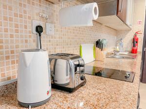 Kuchyň nebo kuchyňský kout v ubytování Cosmos Living Cozy Studio Near Dubai Marina