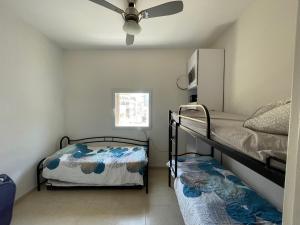 1 dormitorio con 2 literas y ventilador de techo en Magnifique Penthouse vue mer, en Tel Aviv