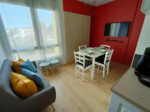 Televízia a/alebo spoločenská miestnosť v ubytovaní Bel appartement au bord de l'océan + 11 fotografií
