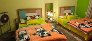 A bed or beds in a room at شقه مفروشه فندقيه رائعه 220م مكيفه معقمه انترنت مجاني السكن للعائلات والأسر فقط وليس أفراد