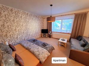 un soggiorno con un divano e un tavolo di Dům Tamara a Luhačovice