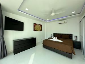um quarto com uma cama e uma ventoinha de tecto em CHATEAU DALE POOL VILLA 176 nearby WALKING STREET em Pattaya Sul