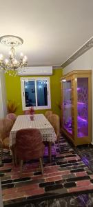 A television and/or entertainment centre at شقه مفروشه فندقيه رائعه 220م مكيفه معقمه انترنت مجاني السكن للعائلات والأسر فقط وليس أفراد