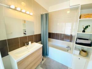 Kúpeľňa v ubytovaní PONTAILLAC Superbe T2 de 50 m2