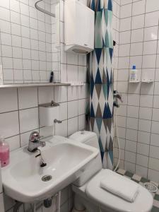 Kylpyhuone majoituspaikassa Lepaan Kartanon Toimela