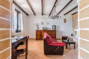 a living room with a chair and a desk at Arianna's house with sea view, parking and wi-fi in Avola