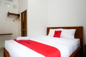 Letto o letti in una camera di RedDoorz Syariah near Exit Tol Krapyak Semarang
