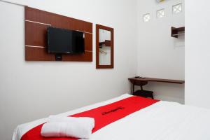 Letto o letti in una camera di RedDoorz Syariah near Exit Tol Krapyak Semarang