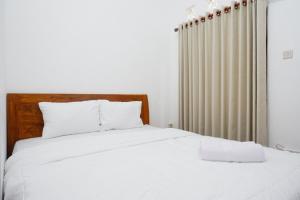 Letto o letti in una camera di RedDoorz Syariah near Exit Tol Krapyak Semarang