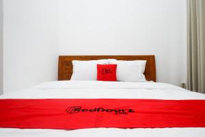 Letto o letti in una camera di RedDoorz Syariah near Exit Tol Krapyak Semarang