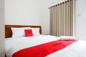 Letto o letti in una camera di RedDoorz Syariah near Exit Tol Krapyak Semarang