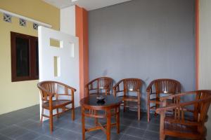 Area soggiorno di RedDoorz Syariah near Exit Tol Krapyak Semarang