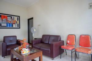 Area soggiorno di RedDoorz Syariah near Exit Tol Krapyak Semarang