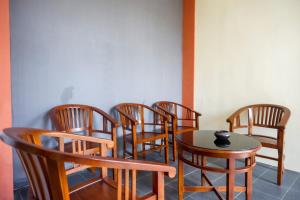 un grupo de sillas y una mesa en una habitación en RedDoorz Syariah near Exit Tol Krapyak Semarang, en Kalibanteng-kidul