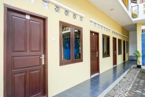 Facciata o entrata di RedDoorz Syariah near Exit Tol Krapyak Semarang