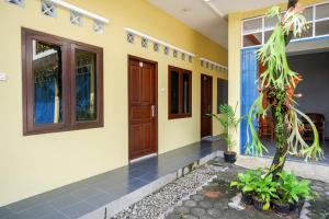 Facciata o entrata di RedDoorz Syariah near Exit Tol Krapyak Semarang