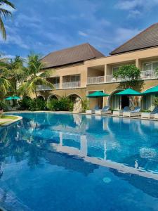 uma grande piscina em frente a um hotel em Novo Turismo Resort & Spa em Dili
