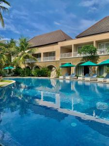 a large swimming pool in front of a hotel at Novo Turismo Resort & Spa in Dili