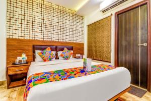 een slaapkamer met een groot bed in een kamer bij FabHotel Sain Dass in Kānpur