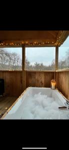 eine große Badewanne mit Schnee in einem Zimmer in der Unterkunft The Dell at Glenlivet in Glenlivet