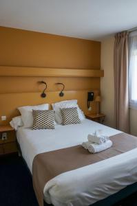 En eller flere senge i et værelse på Hotel bar Saint Christophe