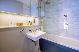 O baie la Private Patio - 2 Bedroom 2 Bathroom - Russell Sq