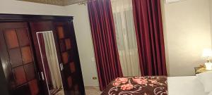 A bed or beds in a room at شقه مفروشه فندقيه رائعه 220م مكيفه معقمه انترنت مجاني السكن للعائلات والأسر فقط وليس أفراد