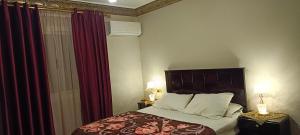 A bed or beds in a room at شقه مفروشه فندقيه رائعه 220م مكيفه معقمه انترنت مجاني السكن للعائلات والأسر فقط وليس أفراد