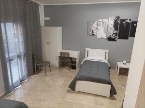 - une chambre avec un lit, un bureau et une table dans l'établissement Affittacamere Casa Quisquina, à Santo Stefano Quisquina