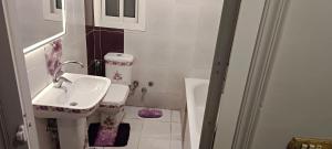 A bathroom at شقه مفروشه فندقيه رائعه 220م مكيفه معقمه انترنت مجاني السكن للعائلات والأسر فقط وليس أفراد