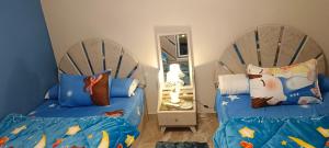 A bed or beds in a room at شقه مفروشه فندقيه رائعه 220م مكيفه معقمه انترنت مجاني السكن للعائلات والأسر فقط وليس أفراد