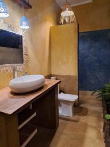 uma casa de banho com lavatório, WC e luzes em Villa Adelina Zanzibar em Zanzibar