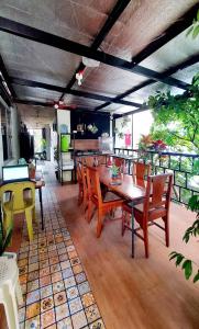 comedor con mesa y sillas en Liturs Travel Services / Homestay / Rent a Car, en Bacolod
