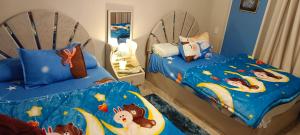 A bed or beds in a room at شقه مفروشه فندقيه رائعه 220م مكيفه معقمه انترنت مجاني السكن للعائلات والأسر فقط وليس أفراد