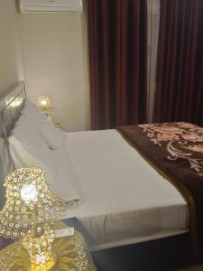 A bed or beds in a room at شقه مفروشه فندقيه رائعه 220م مكيفه معقمه انترنت مجاني السكن للعائلات والأسر فقط وليس أفراد