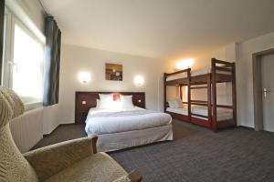 ein Hotelzimmer mit 2 Betten und 1 Etagenbett in der Unterkunft Hôtel Restaurant Au Lion d'Or in Burnhaupt-le-Haut