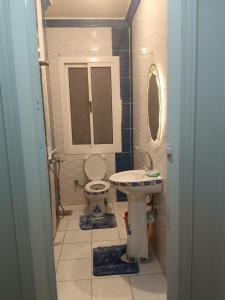 A bathroom at شقه مفروشه فندقيه رائعه 220م مكيفه معقمه انترنت مجاني السكن للعائلات والأسر فقط وليس أفراد