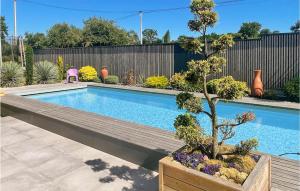une piscine dans un jardin avec un arbre planté dans l'établissement Amazing Home In Montfort-sur-meu With Private Swimming Pool, Can Be Inside Or Outside, à Montfort-sur-Meu